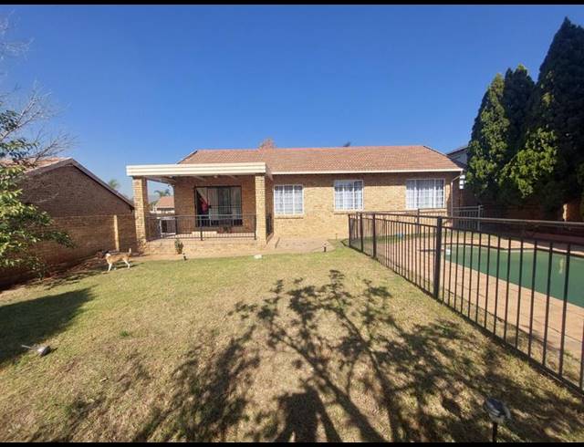 3 BEDROOM TOWNHOUSE FOR SALE IN THATCHFIELD